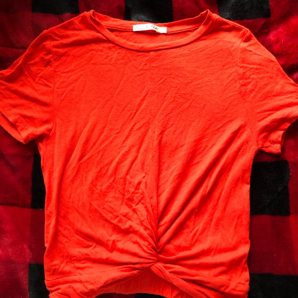FASHION NOVA RED FRONT TIE CROP TOP
